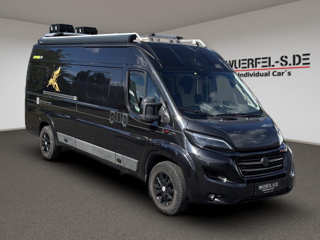 Dunkler Hymer Yellowstone Kastenwagen mit Markise und Dachaufbauten, von schräg vorn.