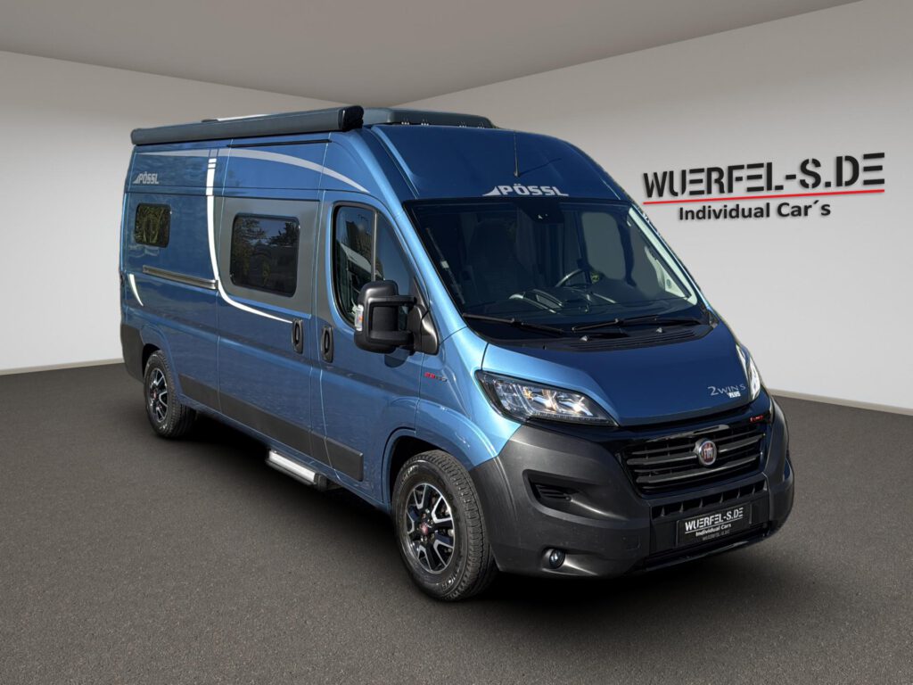 Blauer Pössl Kastenwagen mit Markise und seitlichen Wohnraumfenstern, in Dreiviertelansicht von vorn.
