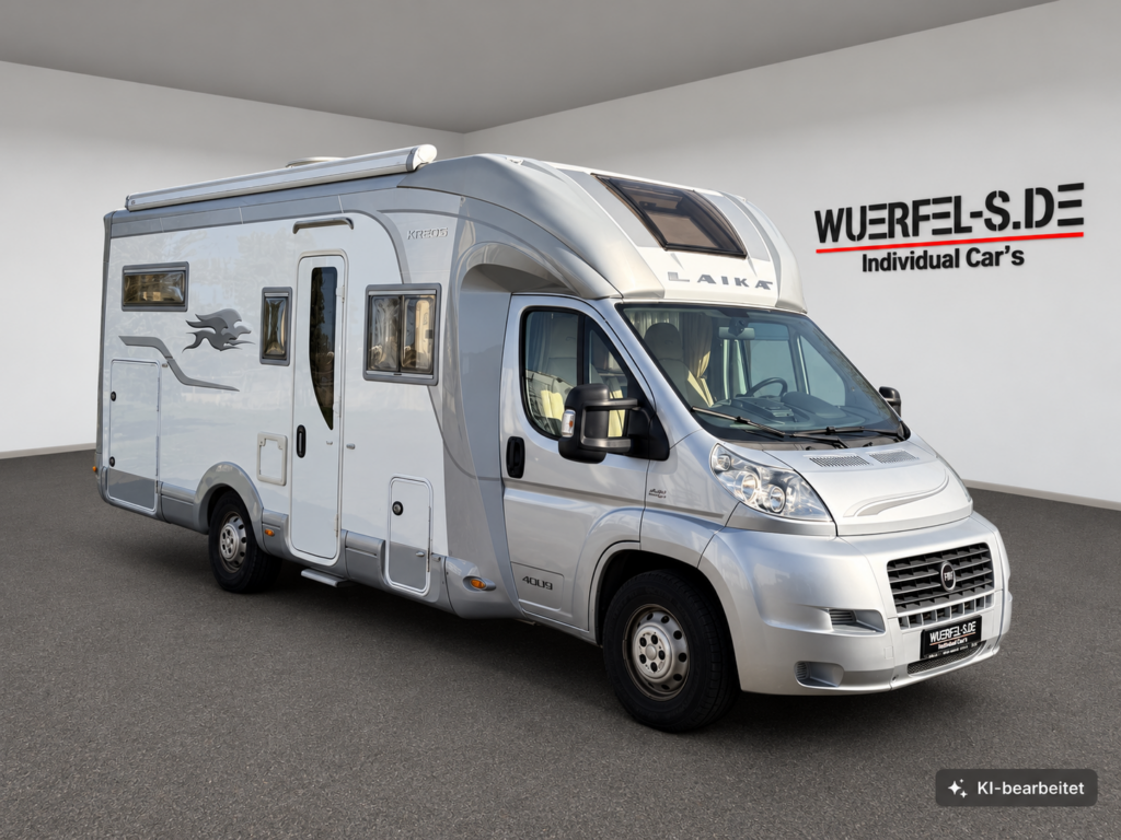 Silbernes Laika Kreos Wohnmobil von schräg vorn in einer digital gestalteten Präsentationsumgebung. Mit Kennzeichnung KI-bearbeitet.